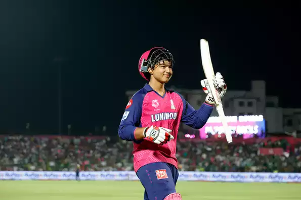 RR vs GT: वैभव सूर्यवंशी ने 17 गेंदों में ठोकी सबसे तेज फिफ्टी वैभव सूर्यवंशी ने 14 साल की उम्र में बनाया आईपीएल शतक सबसे युवा बल्लेबाज बने जिन्होंने आईपीएल में फिफ्टी और सेंचुरी जड़ी वैभव ने 38 गेंदों में 7 चौके और 11 छक्कों के साथ ठोके 101 रन भारतीय खिलाड़ियों में एक पारी में सर्वाधिक 11 छक्के मारने का रिकॉर्ड