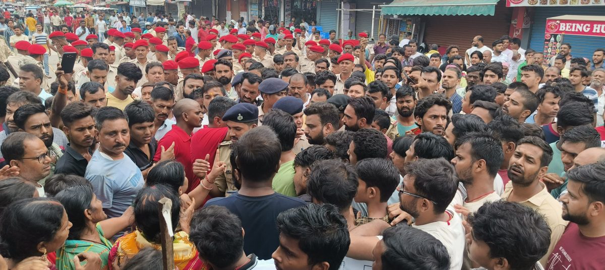 मोतिहारी में युवक की चाकू से हत्या, गुस्साई भीड़ ने आरोपी का वाहन जलाया, घर पर बुलडोजर चलाने की मांग तेज मोतिहारी में युवक की हत्या के बाद आरोपी के घर पर हमला करती भीड़