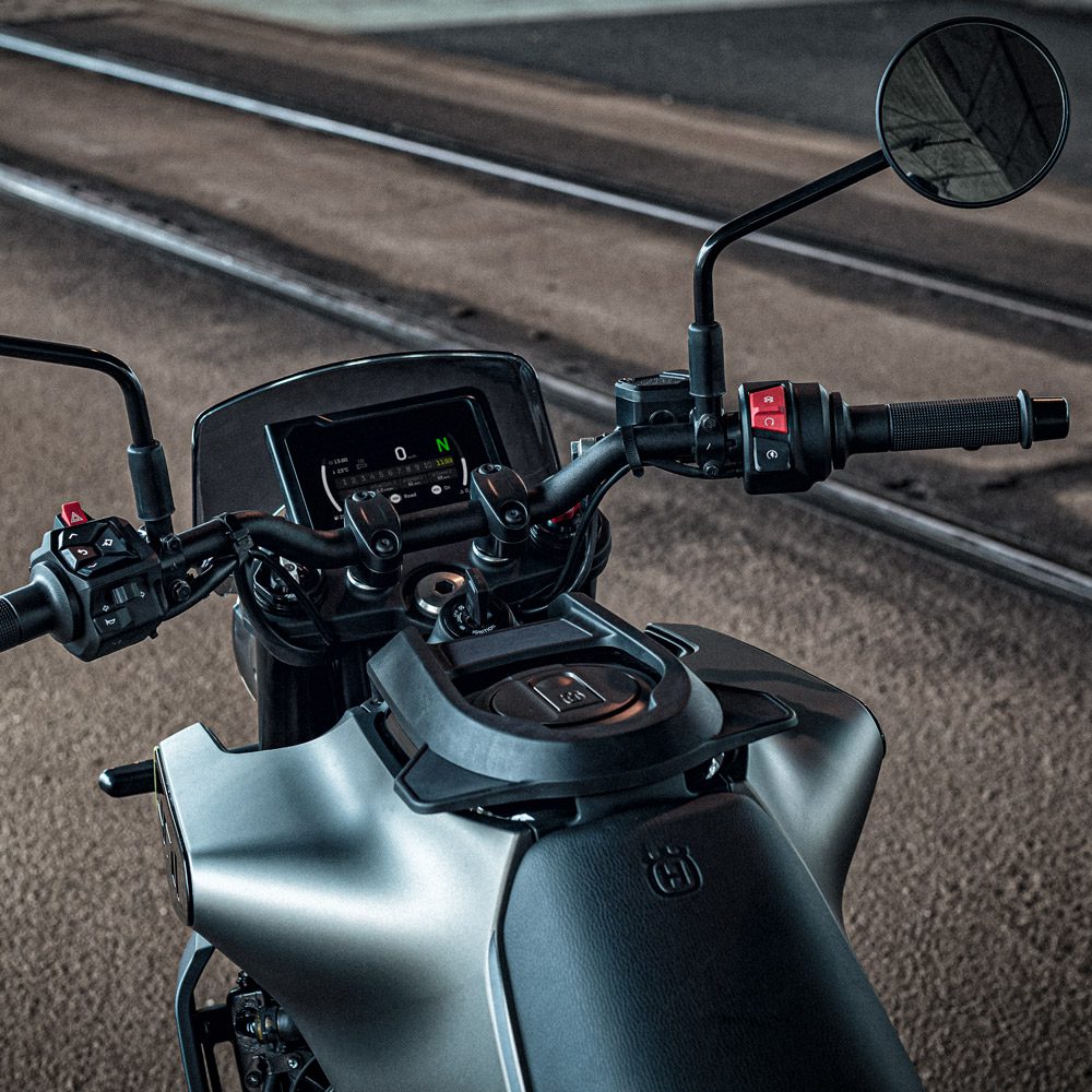 Husqvarna Svartpilen 401 Mileage Speed Details