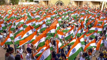 स्वतंत्रता दिवस 2025 के अवसर पर हर घर तिरंगा अभियान के तहत देशभर में निकाली गई तिरंगा यात्रा में हजारों लोग शामिल।